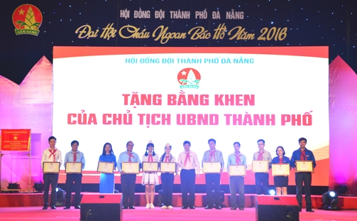BTV Thành Đoàn tặng bằng khen cá nhân tổng phụ trách đội tiêu biểu xuất sắc trong công tác Đội và phong trào thiếu nhi thành phố Đà Nẵng